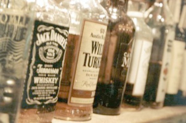 A spart geamul unui magazin şi s-a servit cu alcool ca la bar